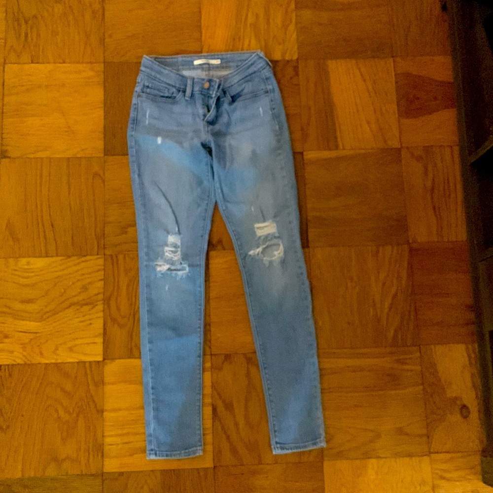 711 Levi’s ripped skinny